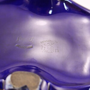 Puede incluir: Un cuenco de cer&aacute;mica azul con un borde dorado y una marca de fabricante en la parte inferior. La marca incluye el texto "PIECE DEPOSE" y un p&aacute;jaro estilizado.