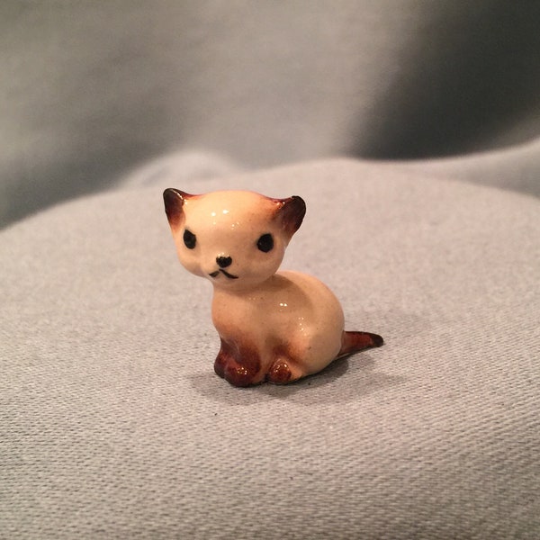 Hagen Renaker Siamese Kitten Seated Figurine. Dollhouse Miniature Ceramic Adorable Cat Collectible. Terrarium, Diorama Display Gift Decor