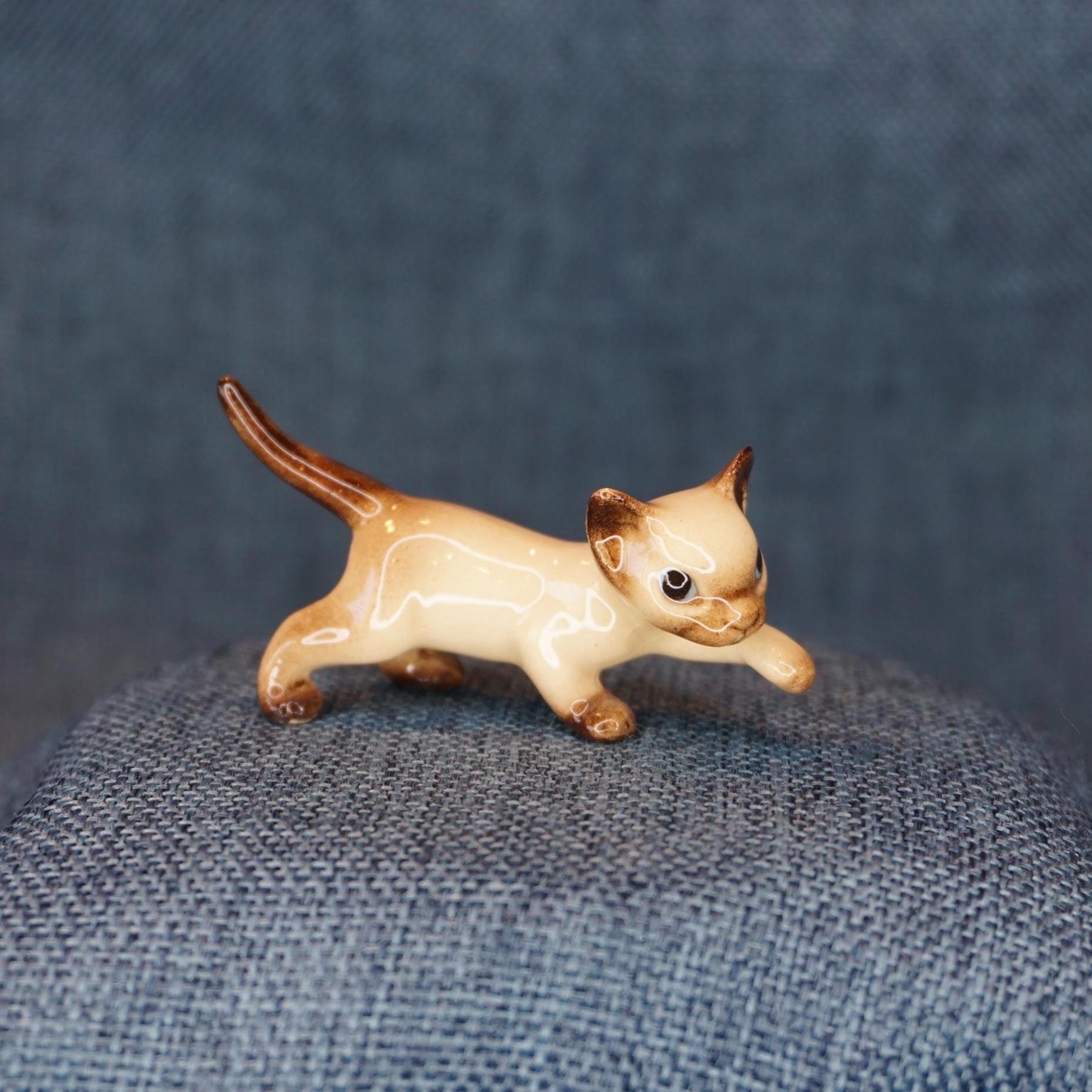 Hagen-renaker Siamese Cat. Miniature Ceramic Stalking Papa Kitty