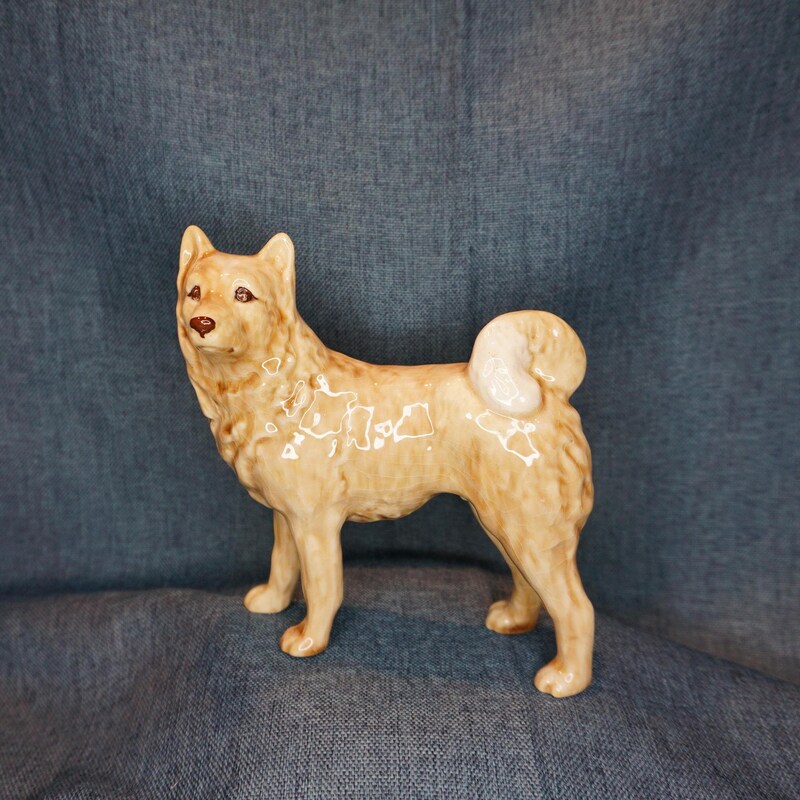 Urne Funéraire Akita Avec Plaque Personnalisée Art-Dog – Image De Chien