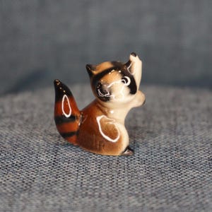 Hagen Renaker Raccoon Baby. Miniature Ceramic Woodland Animal: Diorama Collectible
