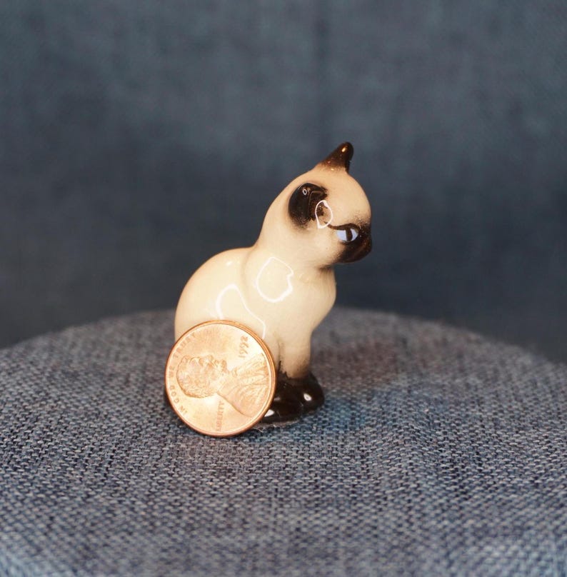 Hagen Renaker Siamese Cat Figurine. Miniature Chocolate Point Siamese