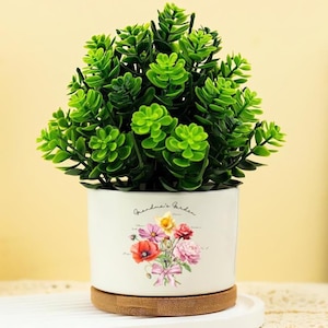 Custom Birth Flower Plant Pot with Bamboo Tray – Personalized Ceramic Planter Gift for Mom, Grandma, Gardeners, Memorial or Mother's Day
