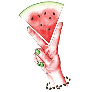 Può includere: Illustrazione ad acquerello di una mano che tiene una fetta di anguria. La mano è rossa con smalto verde e un braccialetto di semi neri. La fetta di anguria è rossa con semi neri e buccia verde.
