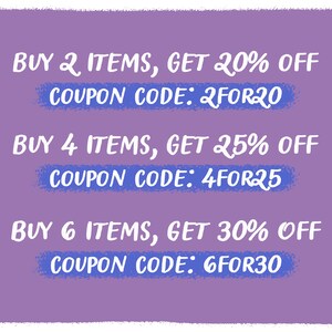 Pu&ograve; includere: Sfondo viola con testo bianco che descrive un'offerta di sconto per l'acquisto di pi&ugrave; articoli. Acquista 2 articoli, ottieni il 20% di sconto, codice coupon: 2FOR20. Acquista 4 articoli, ottieni il 25% di sconto, codice coupon: 4FOR25. Acquista 6 articoli, ottieni il 30% di sconto, codice coupon: 6FOR30.