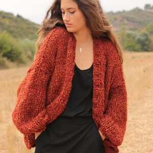 Cardigan grosso in maglione oversize in tweed rosso terra di Siena, cardigan ampio e vestibilità ampia, maglione casual da donna lavorato a maglia grossa immagine 2