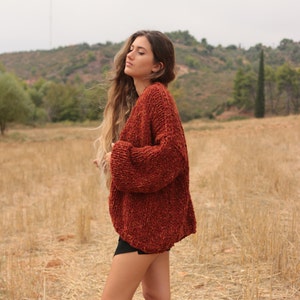 Cardigan grosso in maglione oversize in tweed rosso terra di Siena, cardigan ampio e vestibilità ampia, maglione casual da donna lavorato a maglia grossa immagine 3