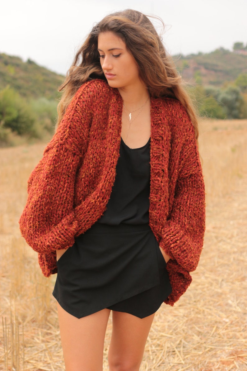 Cardigan grosso in maglione oversize in tweed rosso terra di Siena, cardigan ampio e vestibilità ampia, maglione casual da donna lavorato a maglia grossa immagine 2