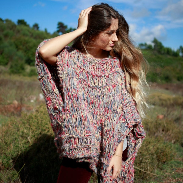 Pull en tricot épais surdimensionné poncho en bleu rouge et gris, housse ample et encombrante boho, cape multicolore slouchy faite à la main