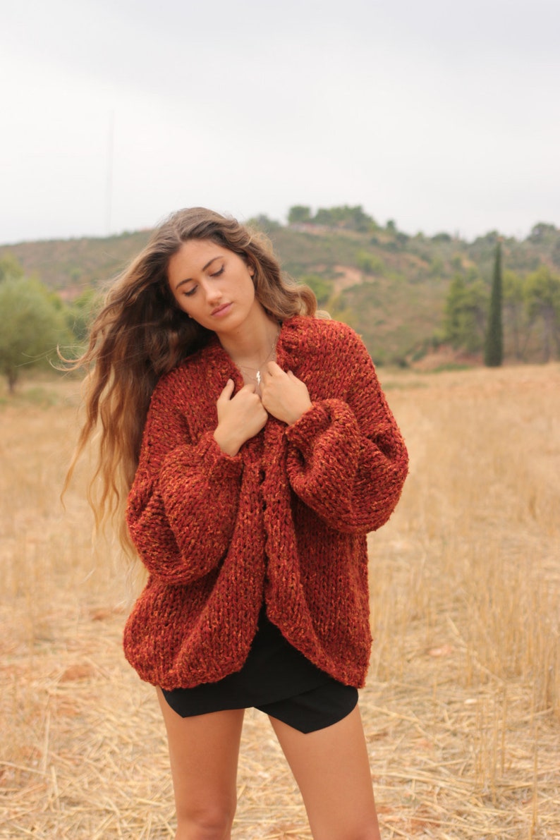 Cardigan grosso in maglione oversize in tweed rosso terra di Siena, cardigan ampio e vestibilità ampia, maglione casual da donna lavorato a maglia grossa immagine 1