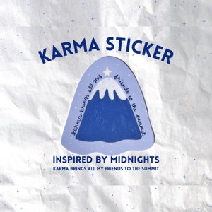 Adesivo Karma - Karma porta tutti i miei amici al vertice - Adesivo testi Karma - Adesivo ispirato a Midnights - Adesivo Eras - Montagna
