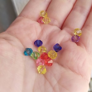 100 Stück 6 mm 4 mm mehrfarbige Acryl-Schließperlen