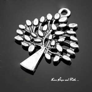 Può includere: Ciondolo in argento a forma di albero con molte foglie. Il ciondolo è una scelta popolare per la creazione di gioielli e progetti di artigianato.