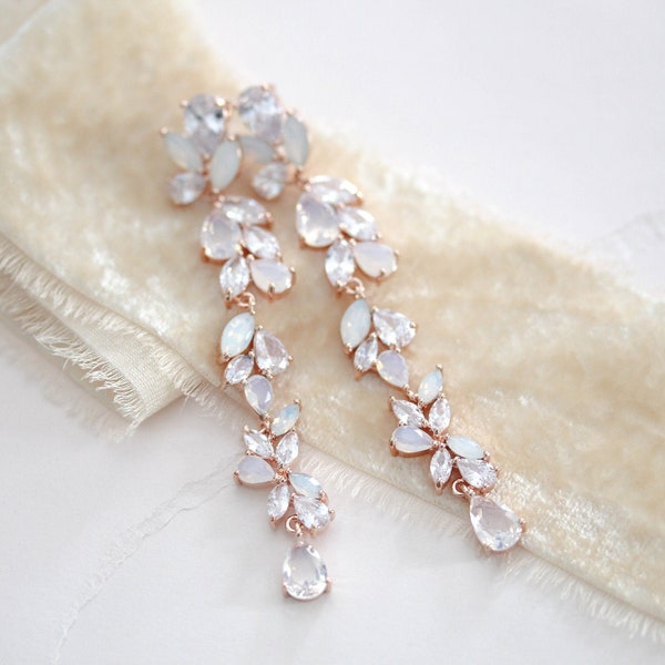 Boucles d'oreilles de mariée en or rose, boucles d'oreilles de mariage longues, bijoux de mariée, boucles d'oreilles en opale blanche, bijoux de mariage en or rose, boucles d'oreilles tendance