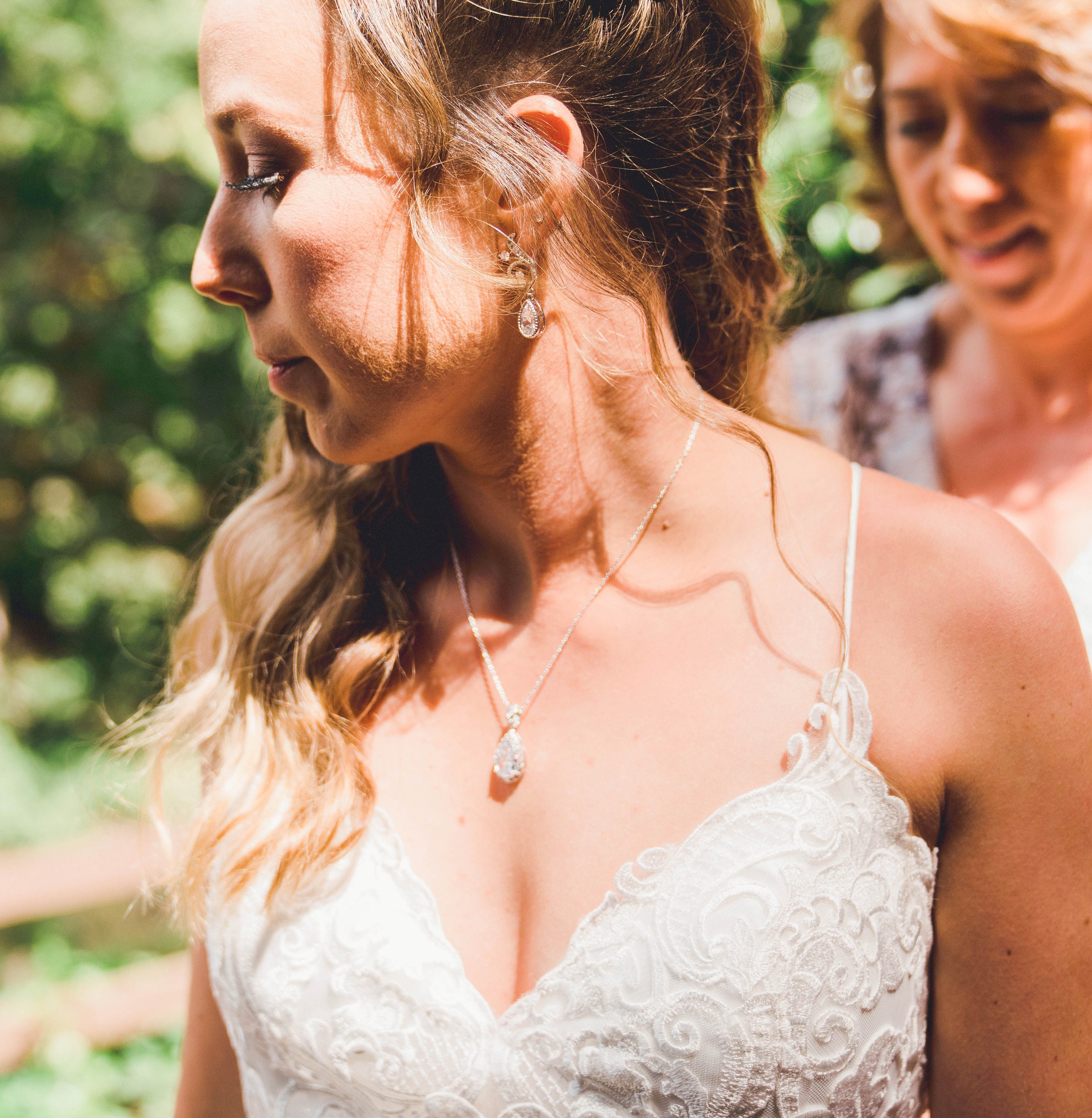 What Jewelry to Wear with V-Neck Wedding Dress? - Ask Emmaline | Bridal  accessories necklace, Boho wedding jewelry, Gold bridal necklace