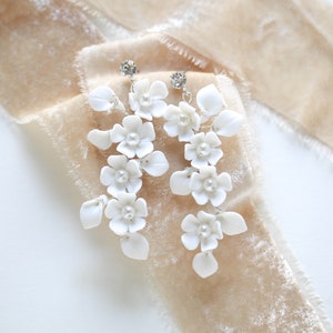 Floral wedding earrings, Pearl bridal earrings, Bridal jewelry, Floral earrings for Bride, Flower earrings, Dangle earrings, Wedding jewelry