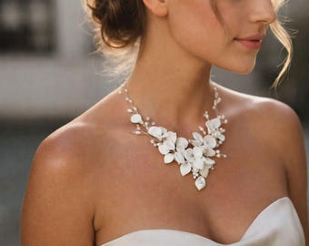 Floral necklace for bride, Freshwater Pearl necklace for wedding, Statement wedding necklace, Bridal jewelry, Wedding day jewelry