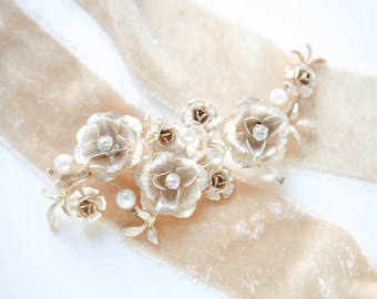 Floral hair clip for Bride, Gold Bridal clip, Wedding hair accessory, Pearl hair clip, Bridal hair comb, Wedding headpiece for Bride