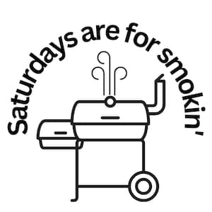 Peut inclure: Dessin au trait noir et blanc d'un fumoir avec de la fumée sortant du haut. Le texte "Saturdays are for smokin'" est écrit en demi-cercle autour du fumoir.