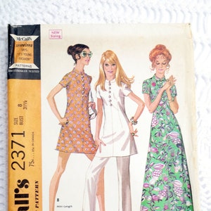 Puede incluir: Patrón de costura vintage McCall's para un vestido y pantalones. El patrón es para tallas de mujeres y jóvenes 8-14. El patrón incluye instrucciones para hacer un vestido mini, un vestido maxi y pantalones. El patrón está ilustrado con tres mujeres que llevan los diferentes estilos.