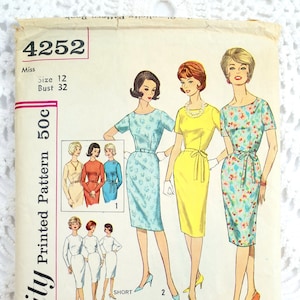 Puede incluir: Patrón de costura vintage para un vestido, Simplicity número 4252, talla 12, contorno de pecho 81 cm. El patrón incluye instrucciones para tres longitudes diferentes: corta, mediana y larga. El patrón está impreso en un fondo blanco con texto negro e ilustraciones del vestido en diferentes colores.