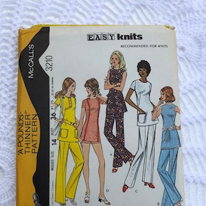 Puede incluir: Patrón de costura vintage McCall's para una túnica y pantalones. El patrón es para tallas 14-36 de busto y se recomienda para tejidos de punto. La portada del patrón presenta a cuatro mujeres vistiendo diferentes versiones del patrón. El patrón se titula "A Pounds-Thinner Pattern" y está etiquetado como "Easy Knits".