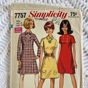 Puede incluir: Patrón de costura Simplicity vintage 7757 con ilustraciones de tres vestidos. Los vestidos se muestran en rojo, amarillo y un estampado de cuadros. El texto de la portada incluye "Miss talla 10 busto 81cm".