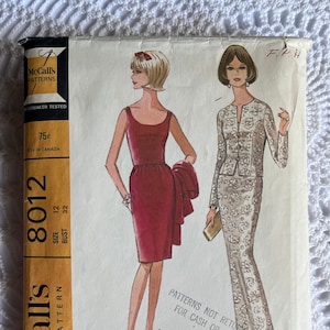 Può includere: Modello di cucito vintage McCall's per un abito e una giacca. Il modello è per taglie da signorine e junior 12 e 81 cm di busto. Il modello è stampato su carta gialla con un'illustrazione in rosso e bianco di una donna con un abito rosso e una donna con un abito bianco con una giacca. Il testo sul modello dice "McCall's 8012 Printed Pattern" e "Misses' and Junior Dress in Two Lengths and Jacket".