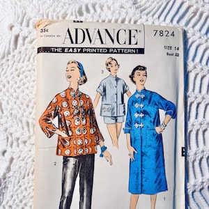 Pode incluir: Padrão de costura vintage para uma jaqueta azul e laranja com gola mandarim e uma calça combinando. O padrão é da Advance, número 7824, tamanho 14, busto 81 cm.
