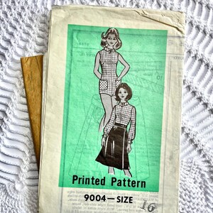 Pode incluir: Padrão de costura vintage para um vestido e uma saia. O padrão é impresso em papel castanho claro com ilustrações verdes e brancas. O número do padrão é 9004 e o tamanho é 16.