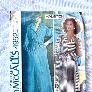 Può includere: Modello di cucito vintage McCall's per un abito Halston da donna. Il modello è per la taglia 10, busto 32, e costa $ 2,00. Il modello mostra due versioni dell'abito, una a righe blu e bianche e l'altra a righe nere e bianche.