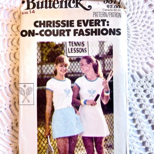 Puede incluir: Patrón de costura Butterick vintage, talla 14, con las modas de Chrissie Evert en la cancha. La portada muestra a dos mujeres con trajes de tenis, con las palabras "Tennis Lessons" encima. El patrón incluye una camiseta, un vestido y bragas.