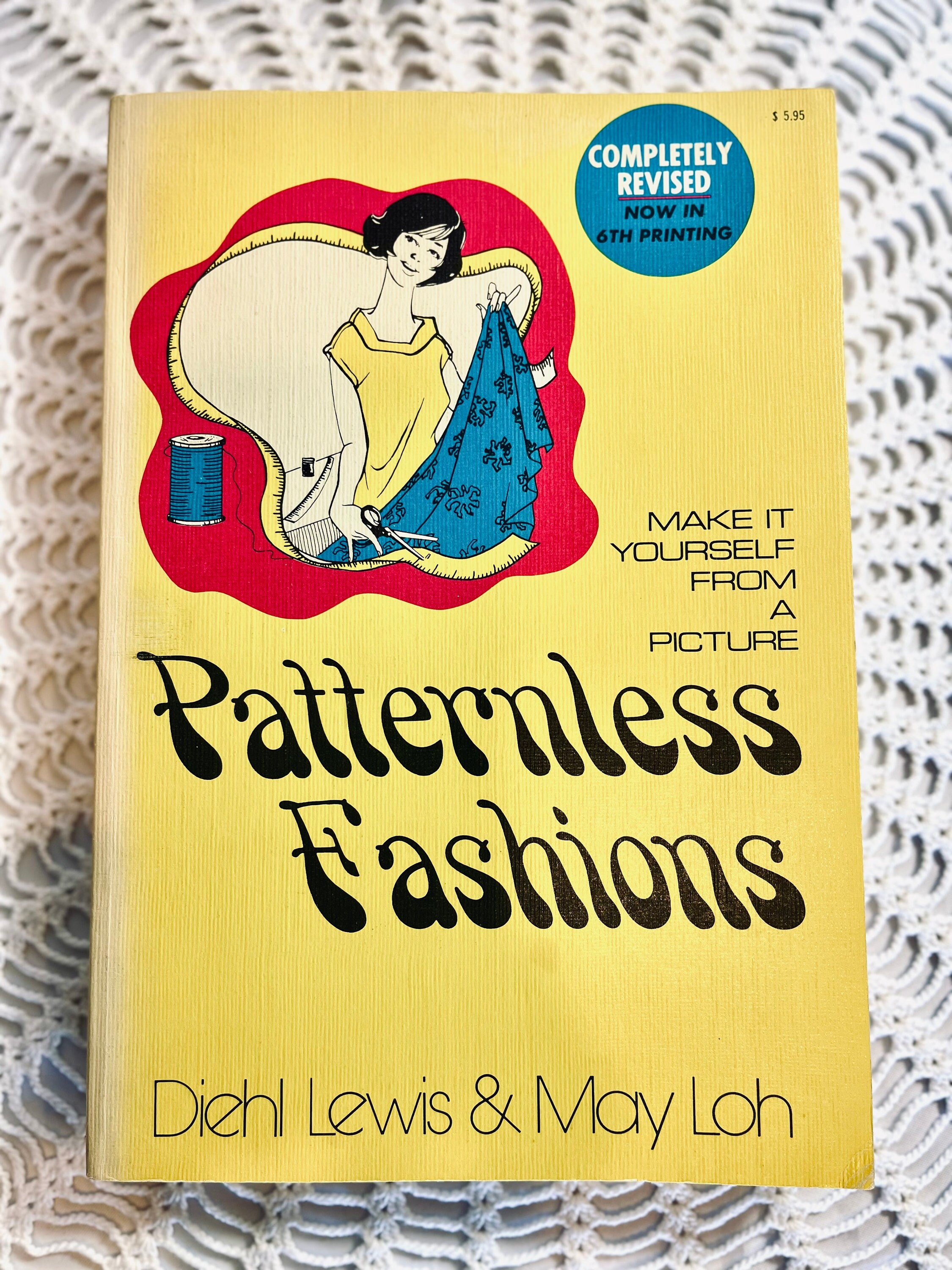 Fashion in the '70s: The Definitive Sourcebook: Dirix, Emmanuelle, Fiell,  Charlotte: 9781783130108: Books 