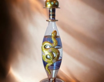 Bouteille de potion à l'huile de serpent, bouteille décorative, outil de sorcière, bouteille de sort, bouteille en verre soufflé à la main, serpent, irisé, 5 x 1 1/2 pouces, sphère en verre rose