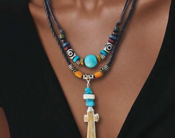 Collar con cruz de cuerno de ciervo / Cordón de cuero ajustable de 40 a 81 cm / Talismán pagano rústico / Colgante de asta tallado a mano