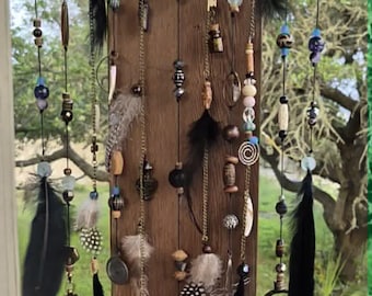 Heks veroorzaakte chaos talisman | Wandhanger van drijfhout | Occult decor ravenveren | Donkere boho-altaarkunst | Uniek