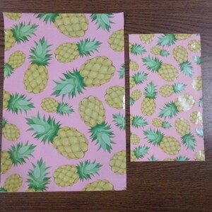 Puede incluir: Dos hojas de papel de regalo rosa con un patr&oacute;n de pi&ntilde;a. La hoja m&aacute;s grande mide aproximadamente 21,5 cm por 28 cm. La hoja m&aacute;s peque&ntilde;a mide aproximadamente 10,75 cm por 14 cm.