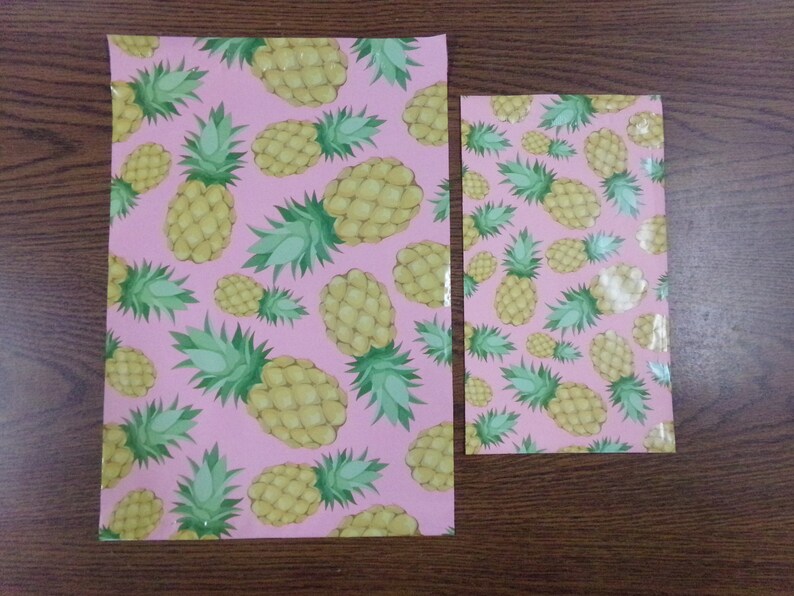 Puede incluir: Dos hojas de papel de regalo rosa con un patr&oacute;n de pi&ntilde;a. La hoja m&aacute;s grande mide aproximadamente 21,5 cm por 28 cm. La hoja m&aacute;s peque&ntilde;a mide aproximadamente 10,75 cm por 14 cm.
