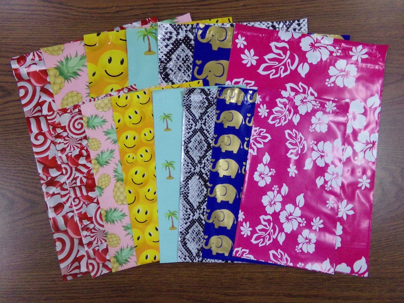 Puede incluir: Surtido de sobres de env&iacute;o con patrones coloridos con varios dise&ntilde;os que incluyen pi&ntilde;as, caras sonrientes, palmeras, elefantes y flores de hibisco.