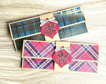 Juego de 6 monederos navideños: cuadros navideños, lazo dorado y copo de nieve.