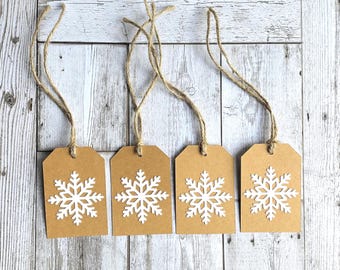 Juego de 8 etiquetas de regalo navideñas - Etiquetas kraft blancas con copos de nieve y cordel de yute preensartado