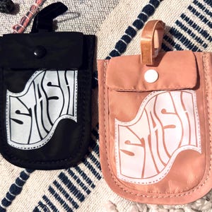 Cartera STASH Bra: bolsillo de viaje oculto para mujer, negra o rosa con calcomanía dibujada a mano, imprescindible para festivales y conciertos.