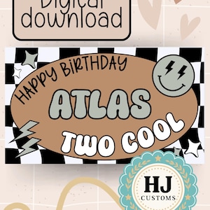 Może przedstawiać: Cyfrowy projekt urodzinowy do pobrania z napisem "Happy Birthday Atlas Two Cool". Projekt przedstawia brązowy owal z uśmiechniętą buzią i błyskawicami na czarno-białym szachownicowym tle.