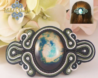 Pasador llamativo. Pinza grande para el cabello. Accesorio verde. Pinza única hecha a mano con cuentas.