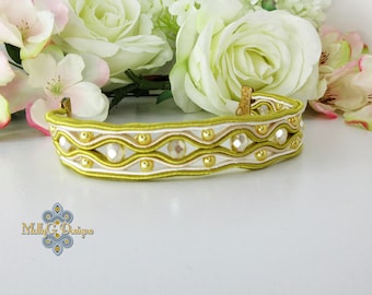 Pulsera de cuentas. Joyería de soutache dorada hecha a mano. Joya textil única para cosplay y fiestas.