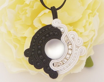 Collar de cuentas. Collar de luna de soutache textil. Joyería única hecha a mano en blanco y negro.