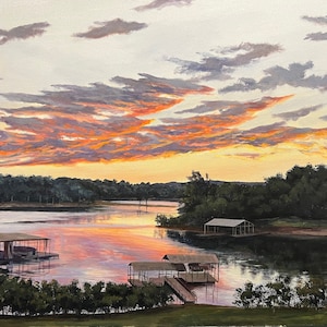 Pu&ograve; includere: Dipinto a olio di un lago al tramonto. Il cielo &egrave; pieno di nuvole arancioni e rosa, che si riflettono nell'acqua. I pontili sono visibili lungo la riva, circondati da alberi e fogliame verdi.