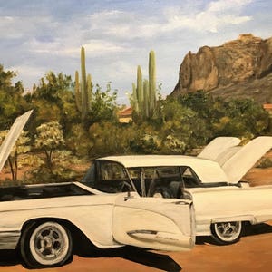 Pu&ograve; includere: Dipinto a olio di un'auto bianca classica con cofano e portiere aperte, ambientato in un paesaggio desertico con cactus e montagne. I dettagli dell'auto sono visibili, immersi nella luce naturale.