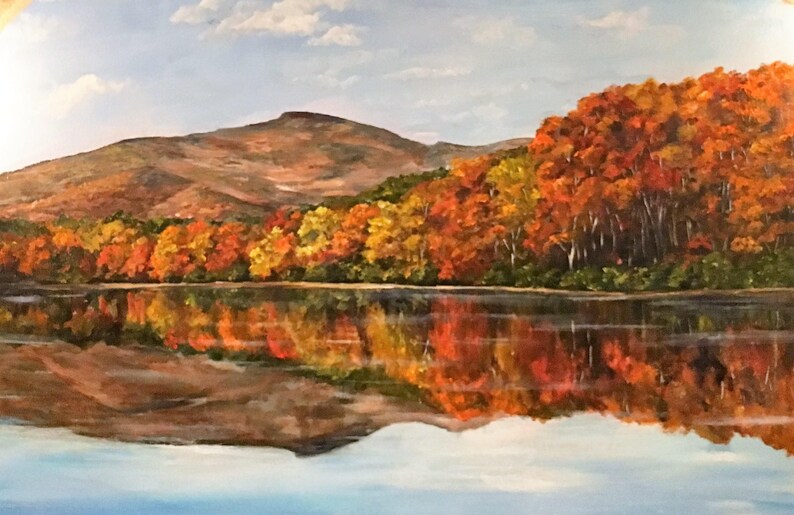 Pu&ograve; includere: Dipinto a olio di un sereno paesaggio autunnale. Una montagna si erge sullo sfondo, con un lago che riflette i colori vibranti degli alberi. Gli alberi mostrano un mix di tonalit&agrave; rosse, arancioni e gialle, creando una scena pittoresca.