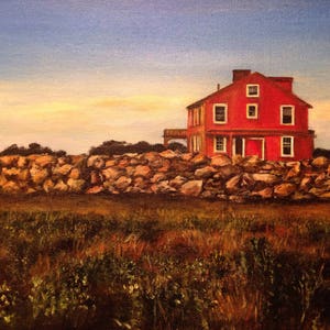 Pu&ograve; includere: Dipinto a olio di una casa rossa con finestre bianche, su uno sfondo di cielo blu e giallo. Un muro di pietra si trova di fronte alla casa, con un campo di erba alta in primo piano. L'opera evoca serenit&agrave;.
